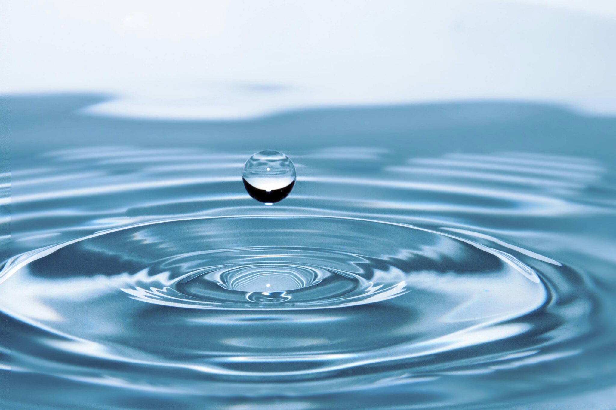 Gota de agua cayendo sobre más agua