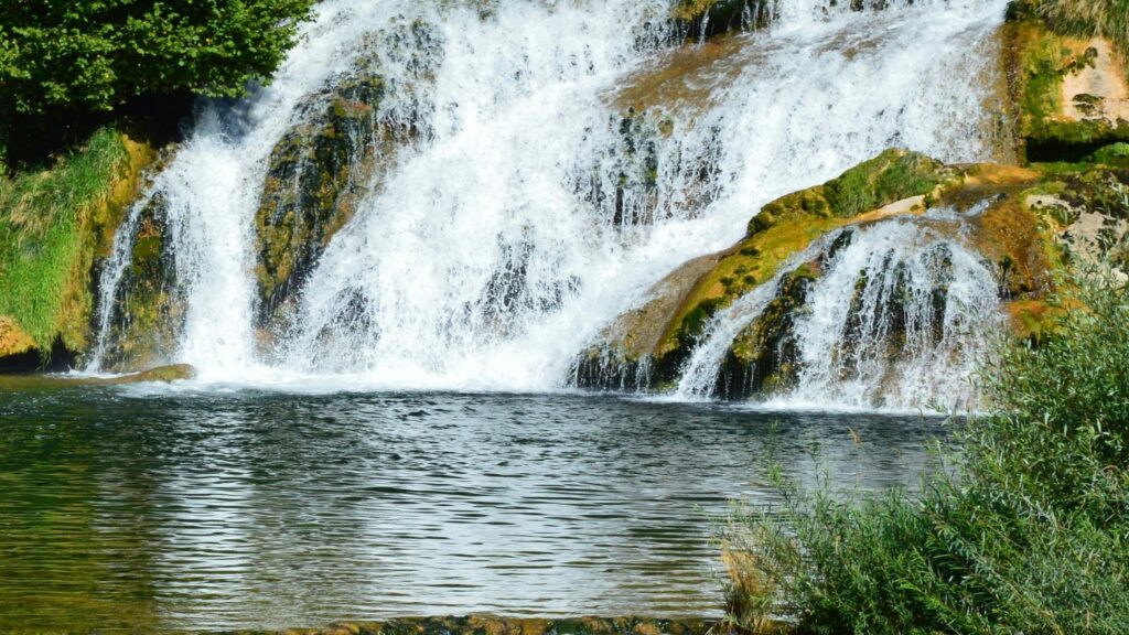 Paisaje natural con nacimiento de agua